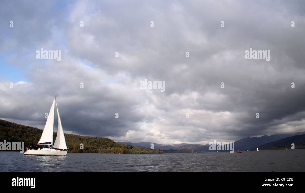 Ciel dramatique tout en voile et bateaux à voile sur le lac Windermere Banque D'Images