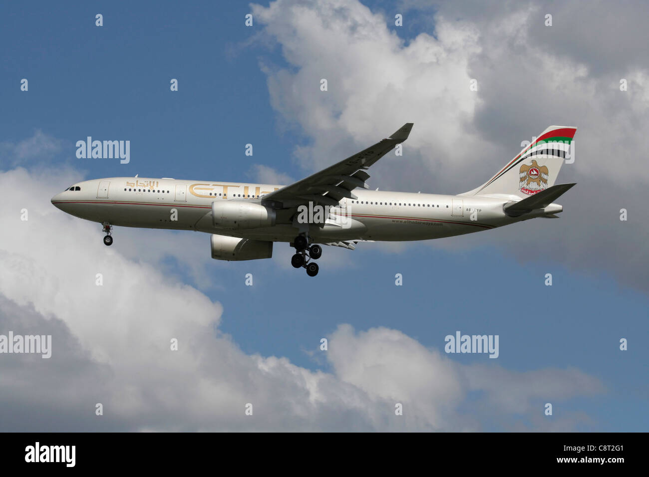 Etihad Airways Airbus A330-200 passenger jet avion en approche finale Banque D'Images