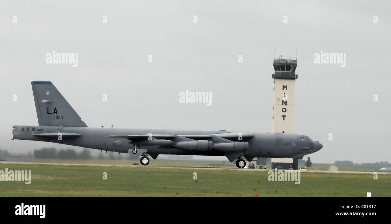 Une B-52H Stratoforteresse de la 2e Bombing à Barksdale AFB, en Louisiane, décollage de Minot AFB, en Nouvelle-D., le 24 juillet sur son dernier vol vers Tinker AFB, en Oklahoma. Il s'agit du premier B-52H à être retiré après plus de 45 ans de service dédié aux États-Unis et à l'Armée de l'Air. Banque D'Images