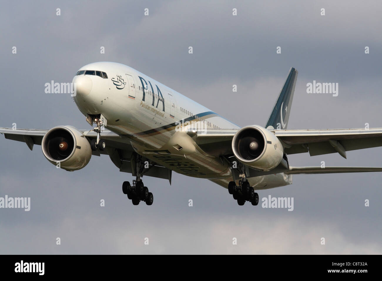 Pakistan International Airways Boeing 777-200ER d'ÉFVP ou long haul Passenger jet avion en approche. Libre Vue de face. Banque D'Images
