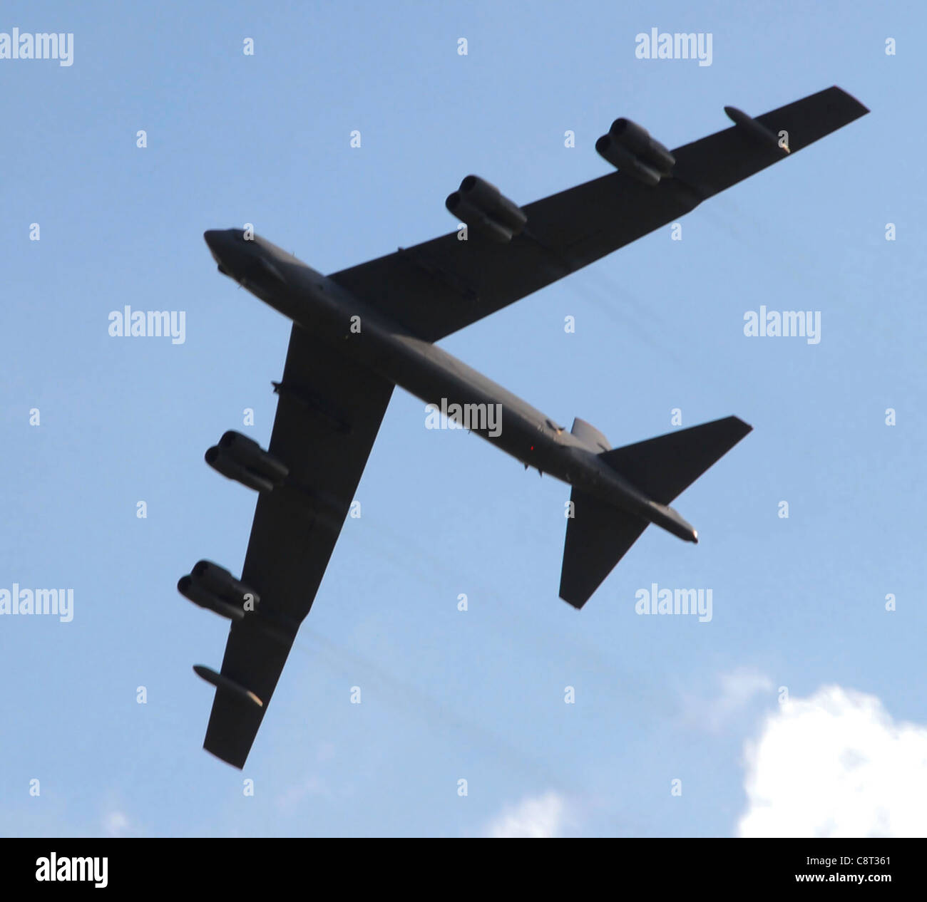 Pendant le Forum de sécurité nationale à la base aérienne de Maxwell, en Alabama, une Stratoforteresse B-52 organise un survol du 20 mai pour les participants au forum de 2009. Après le B-52 est venu voler-les par un B-1 lancer et un B-2 Esprit. Banque D'Images