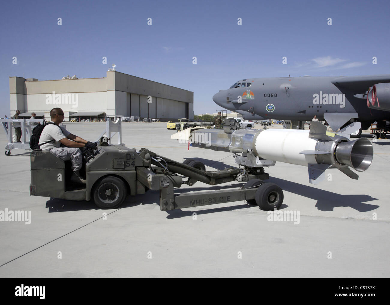Sur la ligne aérienne de la base aérienne Edwards, en Californie, Sgt. Jonathan Young se prépare à charger le véhicule d'essai de vol hypersonique WaveRider X-51A dans une B-52 Stratoforteresse le 17 juillet pour les essais d'ajustement. Deux vols d'essai B-52 sont prévus cet automne avant le premier vol de brouille hypersonique du X-51 au-dessus de l'océan Pacifique prévu en décembre. Des représentants du laboratoire de recherche de l'Armée de l'Air, de la DARPA, de Pratt & Whitney, de Rocketdyne et de Boeing collaborent au programme de démonstration de la technologie X-51A. Sergent Young est au 412e Groupe de maintenance. Banque D'Images