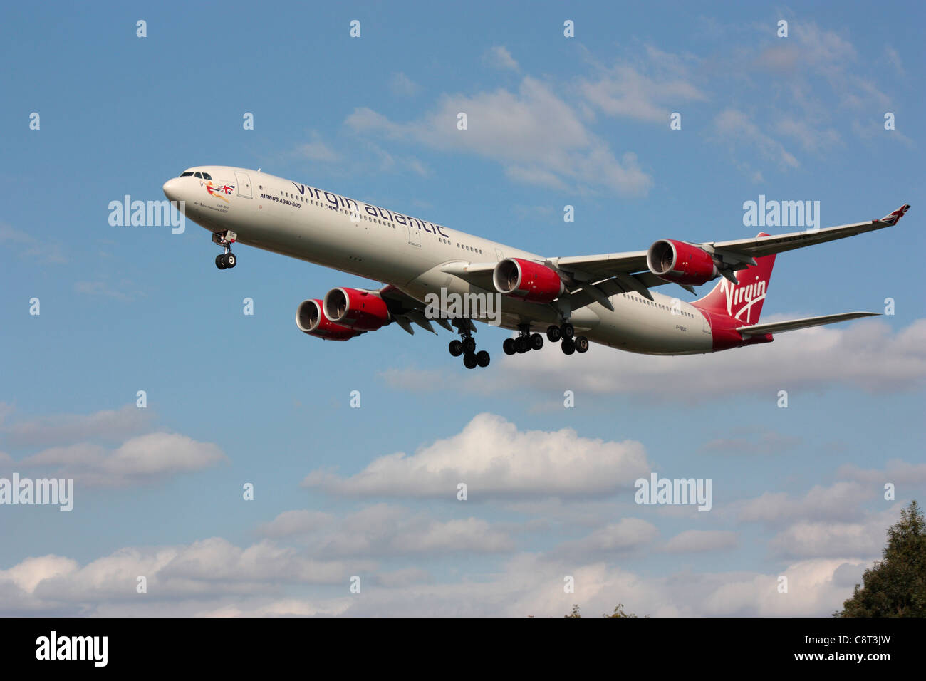Virgin Atlantic Airways Airbus A340-600 moteur quatre passagers à longue portée sur l'avion approche de London Heathrow Banque D'Images