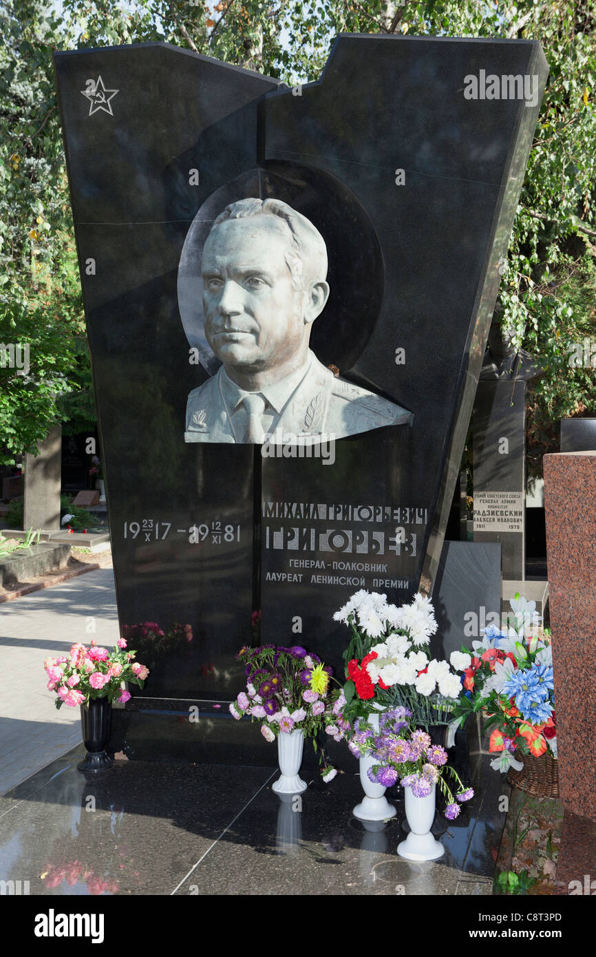 Sépulture du commandant adjoint des Forces de fusées stratégiques Grigorev Mikhail Rémy (1917-1981) au cimetière de Novodievitchi Moscou, Russie Banque D'Images