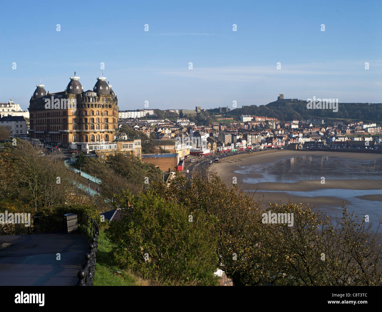 Dh South Bay SCARBOROUGH NORTH YORKSHIRE Le Grand Hôtel avec vue sur la baie de la ville de plage mer anglais uk Banque D'Images