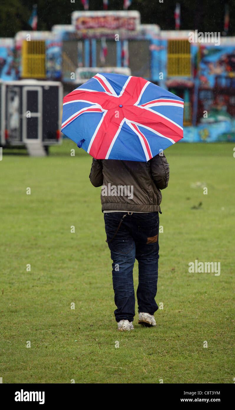 Union Jack parapluie dans la pluie. Banque D'Images