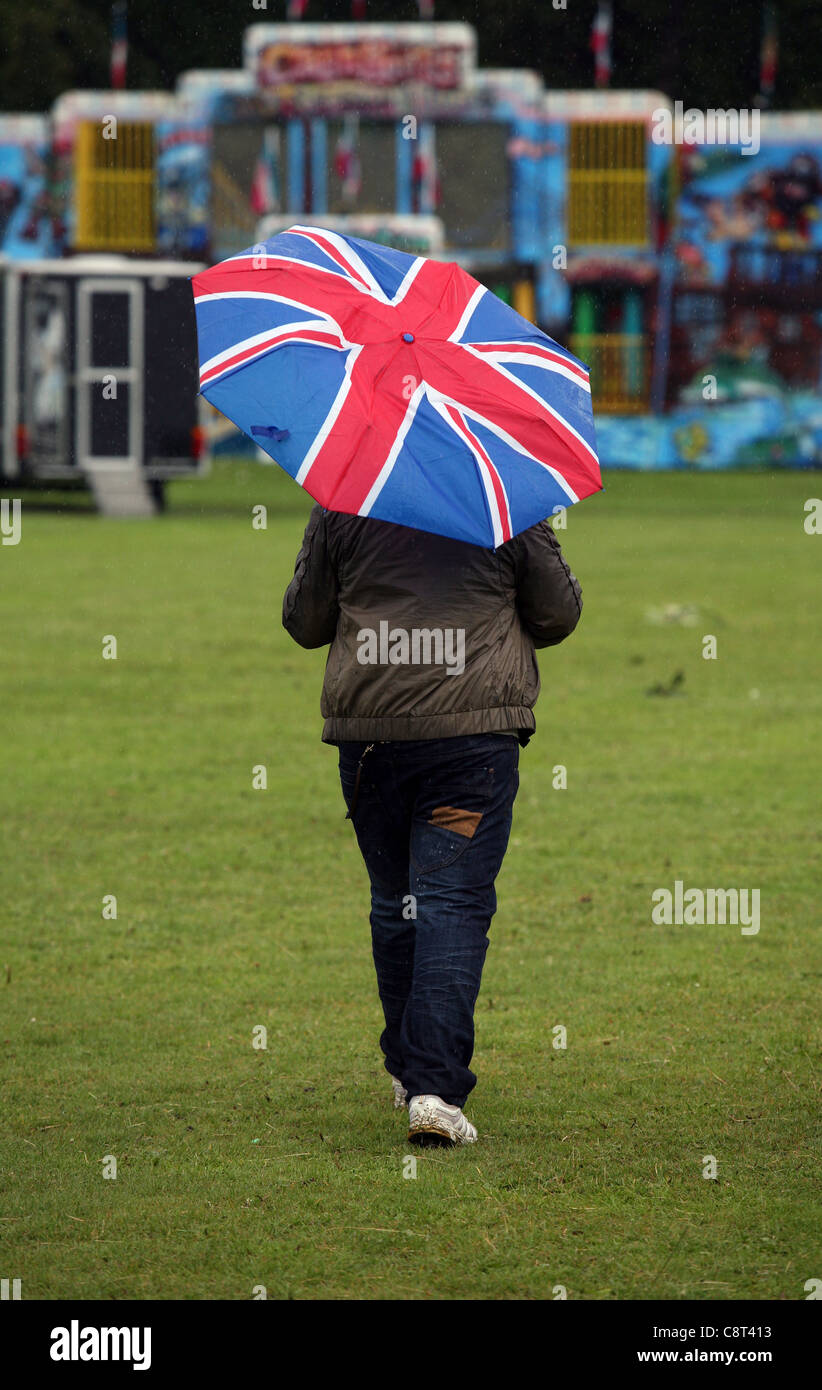 Union Jack parapluie dans la pluie. Banque D'Images