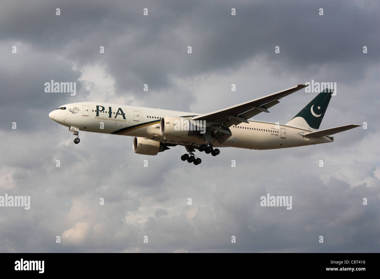 PIA Pakistan International Airlines Boeing 777-200ER en approche contre un ciel nuageux Banque D'Images