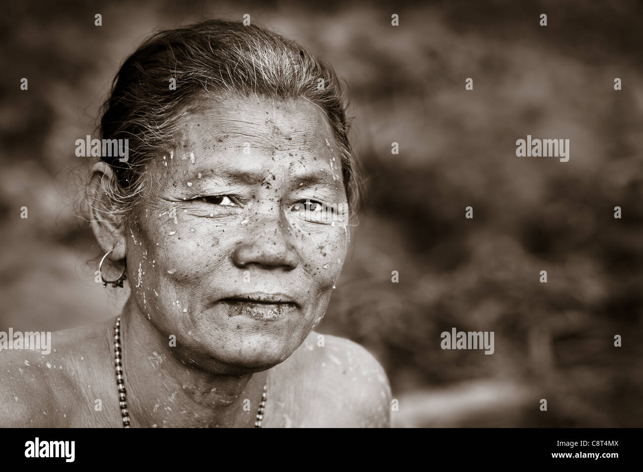 Portrait d'une femme âgée de la tribu de l'Île Majuli Mishing dans le Brahmapoutre, Assam, Inde Banque D'Images