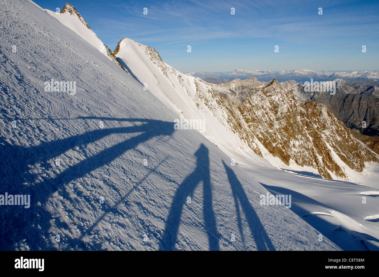 Ombres de trois alpinistes sur l'arête sud du Nadelhorn dans les Alpes Suisses Banque D'Images