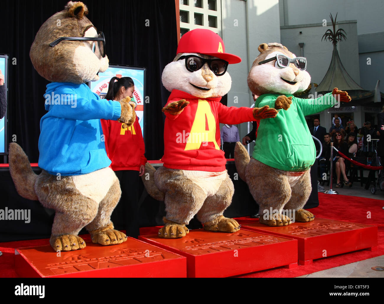 SIMON & ALVIN & THEODORE ALVIN & LES CHIPMUNKS PART & cérémonie empreinte LOS ANGELES CALIFORNIA USA 01 novembre 2011 Banque D'Images