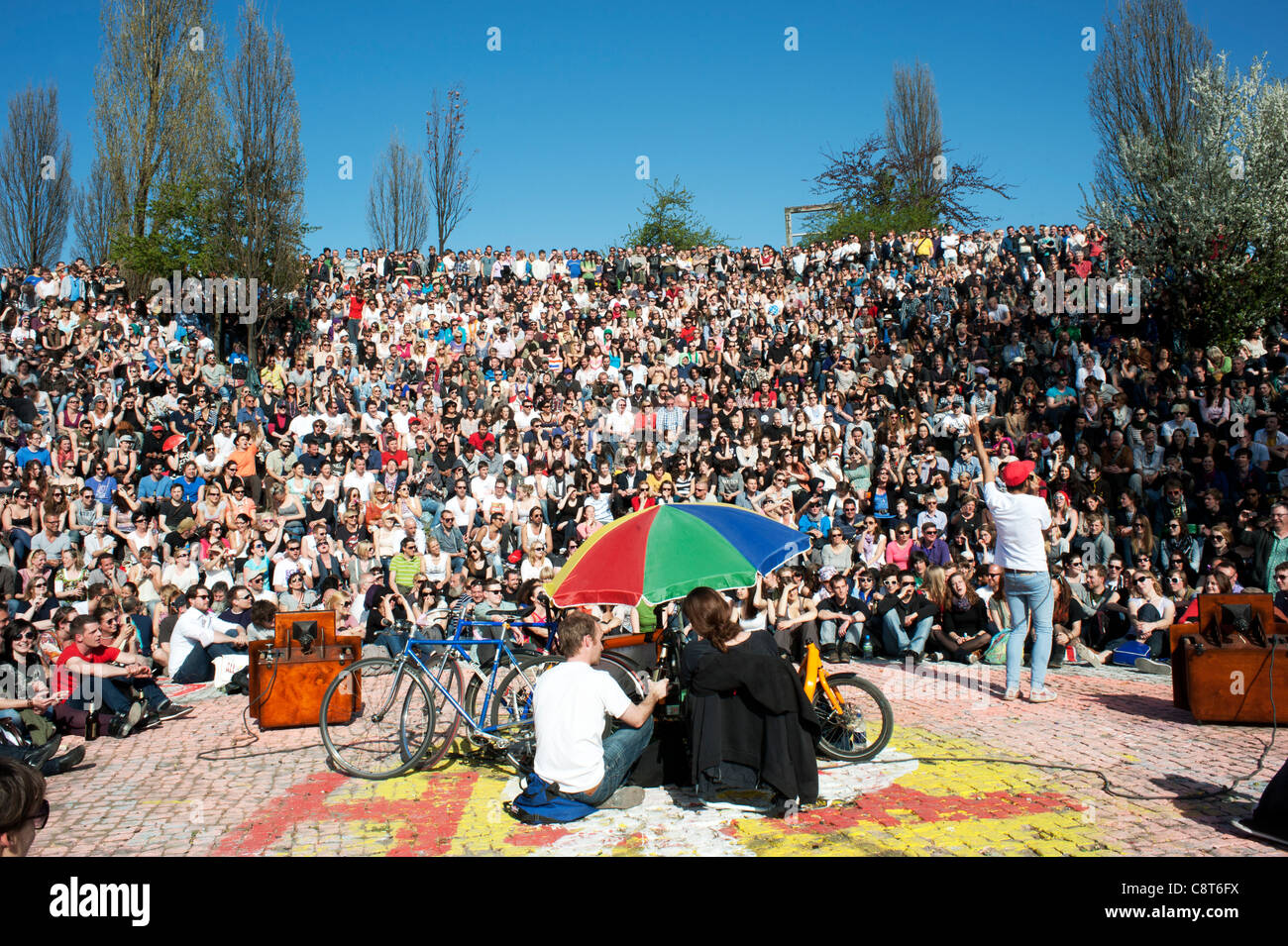 Les gens s'amusant au karaoké le Mauerpark de Berlin sur un dimanche  après-midi ensoleillé Photo Stock - Alamy