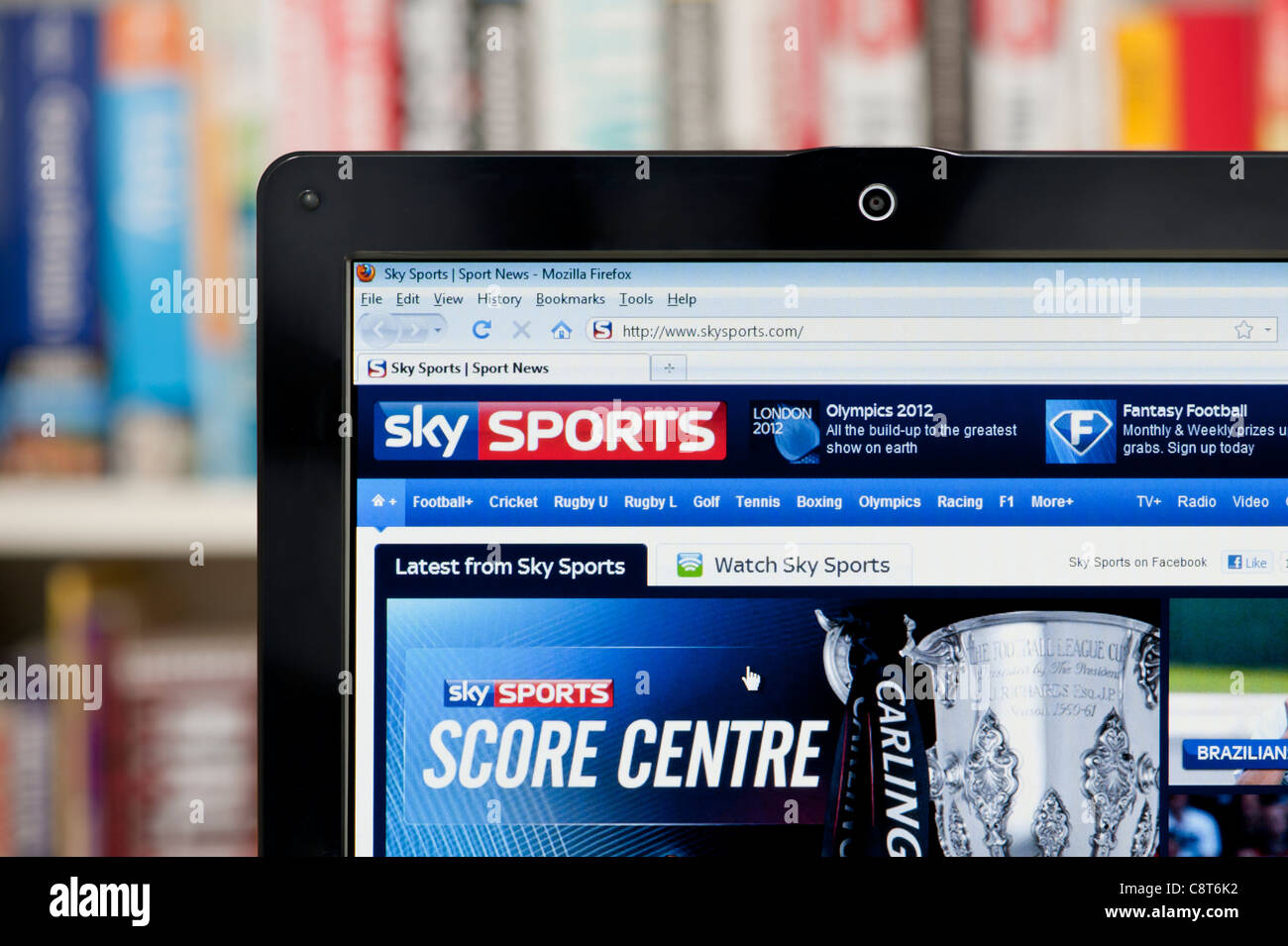 Le site internet de Sky Sports tourné contre un meuble en arrière-plan (usage éditorial uniquement : -Print, télévision, e-book et le comité éditorial du site). Banque D'Images