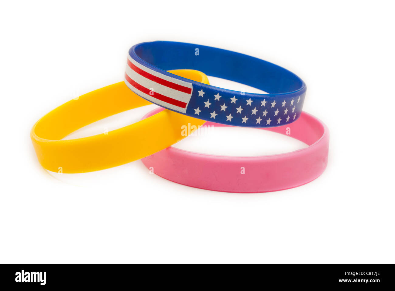 Trois bandes organisées de concert avec cause une bande jaune, une bande rose, et un rouge blanc et bleu bracelet. Banque D'Images