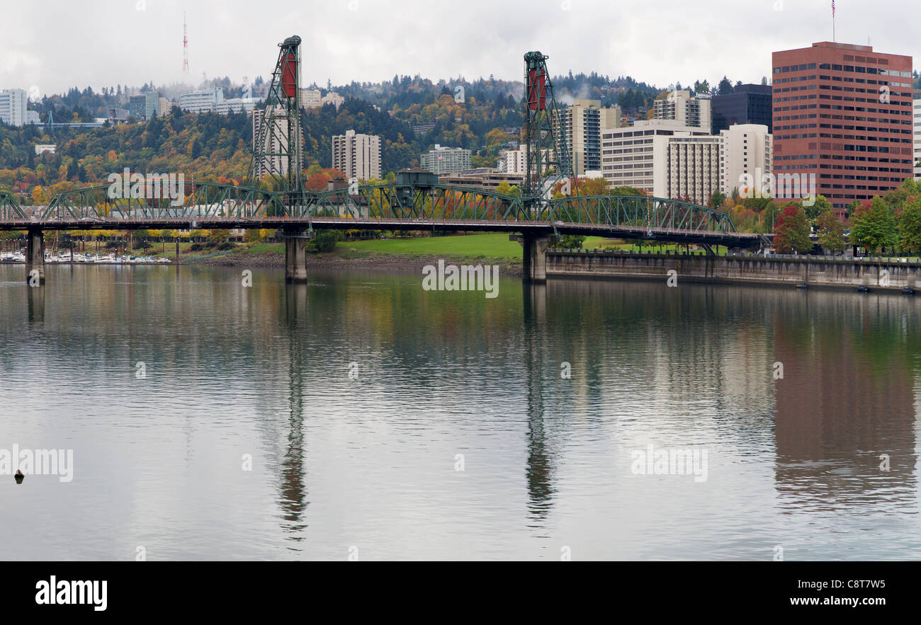 La réflexion du pont sur la rivière Willamette à Portland, Oregon Banque D'Images