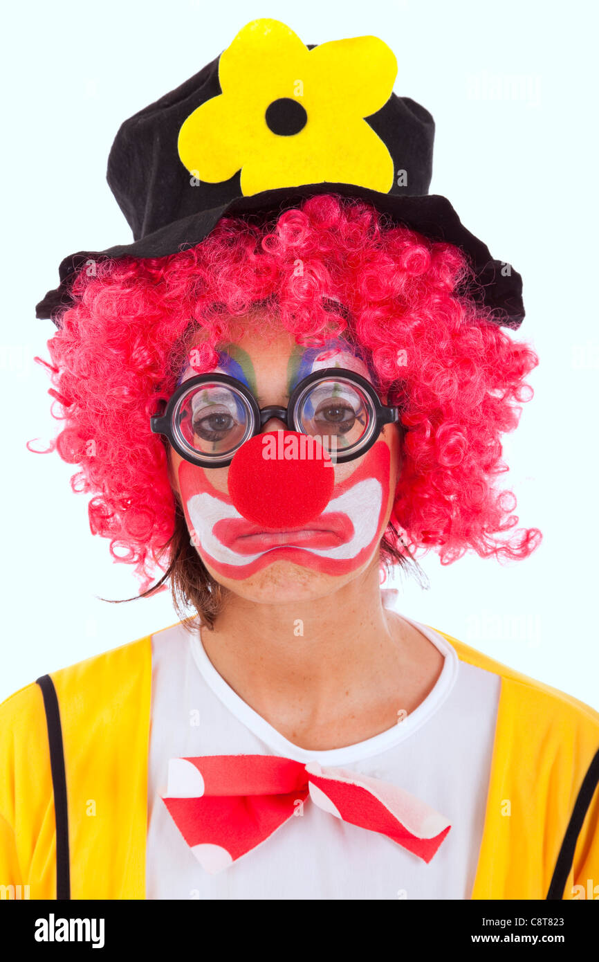 Clown triste à la recherche pour vous (isolé sur blanc) Banque D'Images
