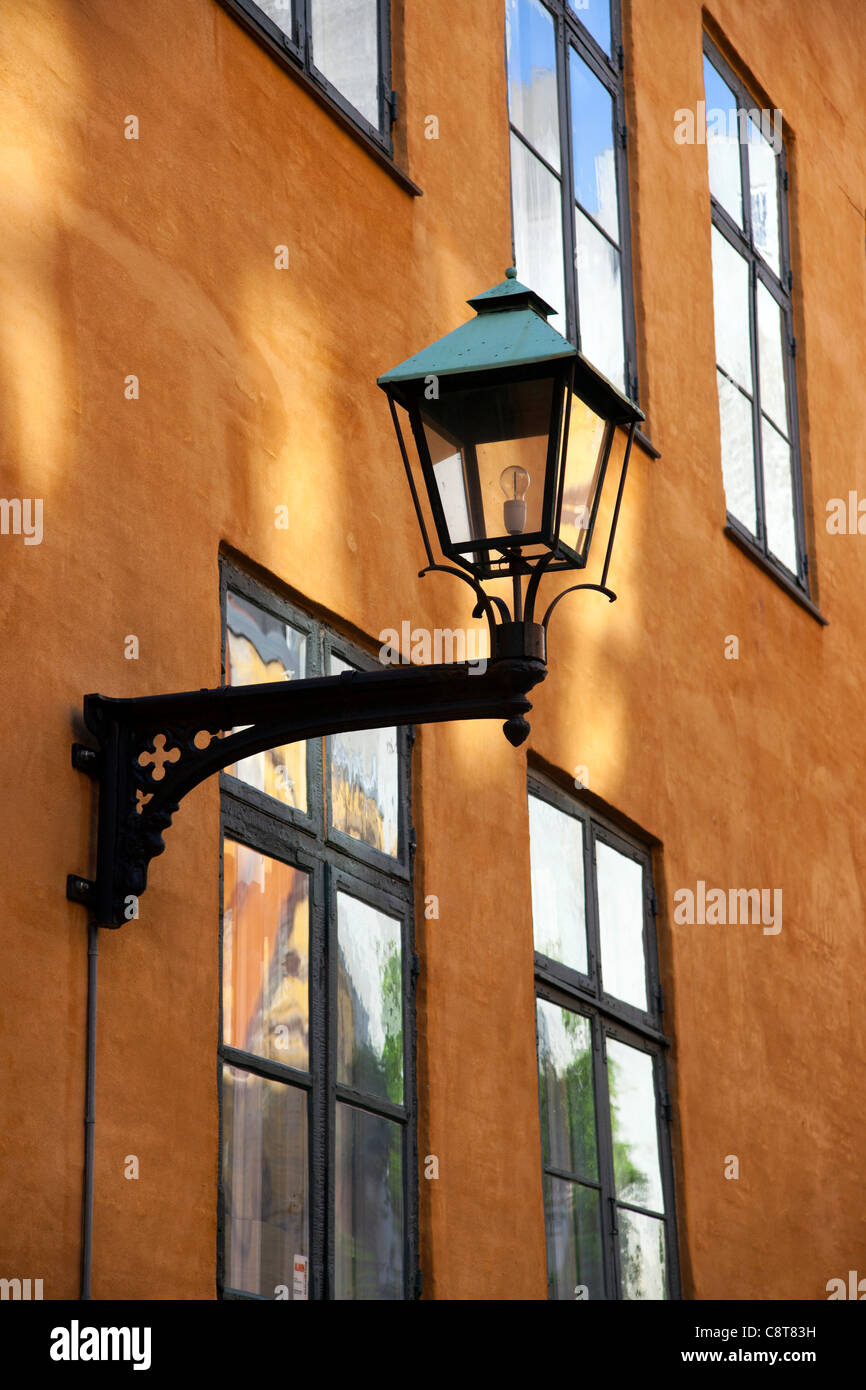 Vieille lampe en fer forgé dans un jardin à Nyhavn. Copenhague. Danemark Banque D'Images