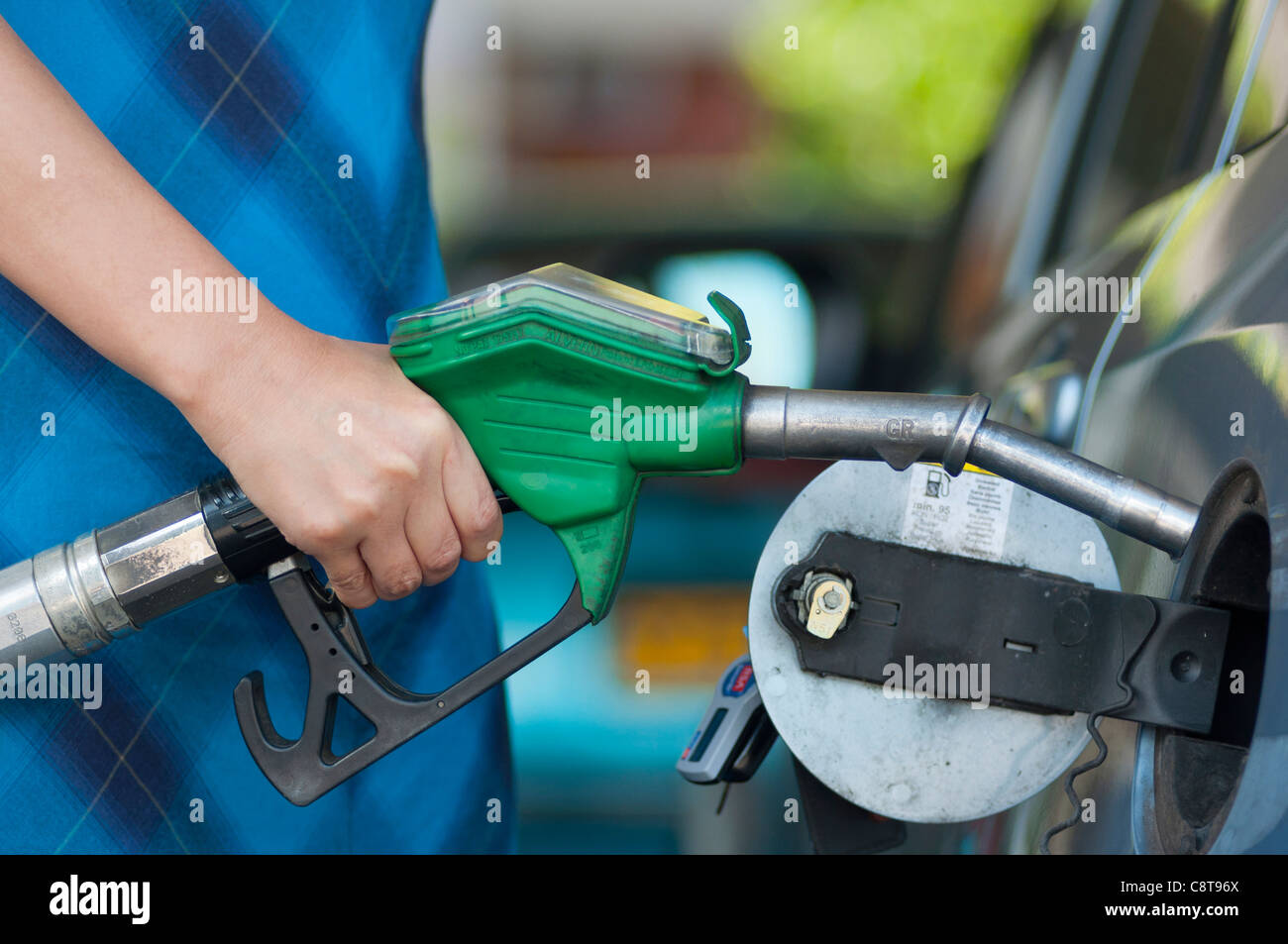 Femme remplissant une voiture avec l'essence. UK Banque D'Images
