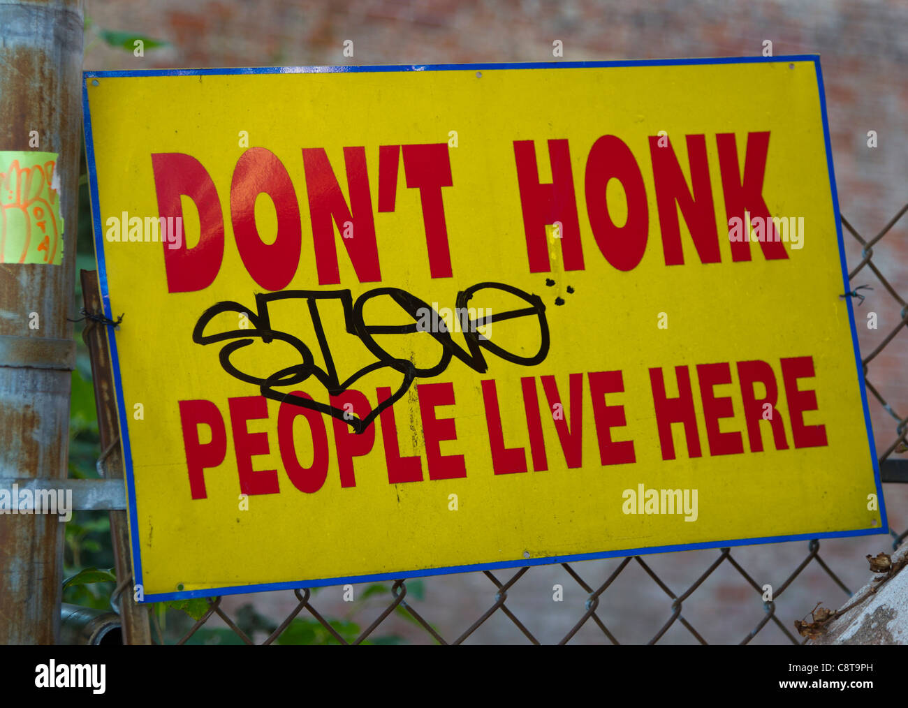 N'honk votre corne signe devant une clôture Banque D'Images