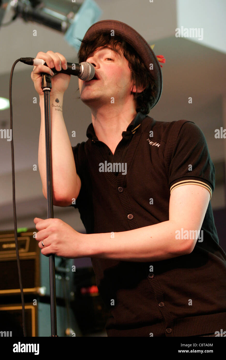 Tim Burgess, de du groupe de rock anglais, The Charlatans à chanter lors d'un concert au magasin HMV Oxford Street à Londres. Banque D'Images Tim Burgess, de du groupe de rock anglais, The Charlatans à chanter lors d'un concert au magasin HMV Oxford Street à Londres. Banque D'Images