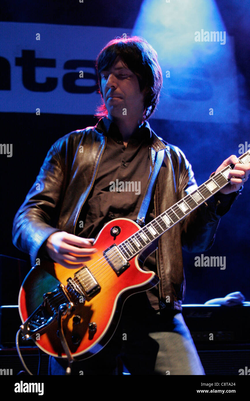 Mark Collins, de du groupe de rock anglais, The Charlatans à jouer de la guitare à un concert au London's Shepherd's Bush Empire Banque D'Images Mark Collins, de du groupe de rock anglais, The Charlatans à jouer de la guitare à un concert au London's Shepherd's Bush Empire Banque D'Images
