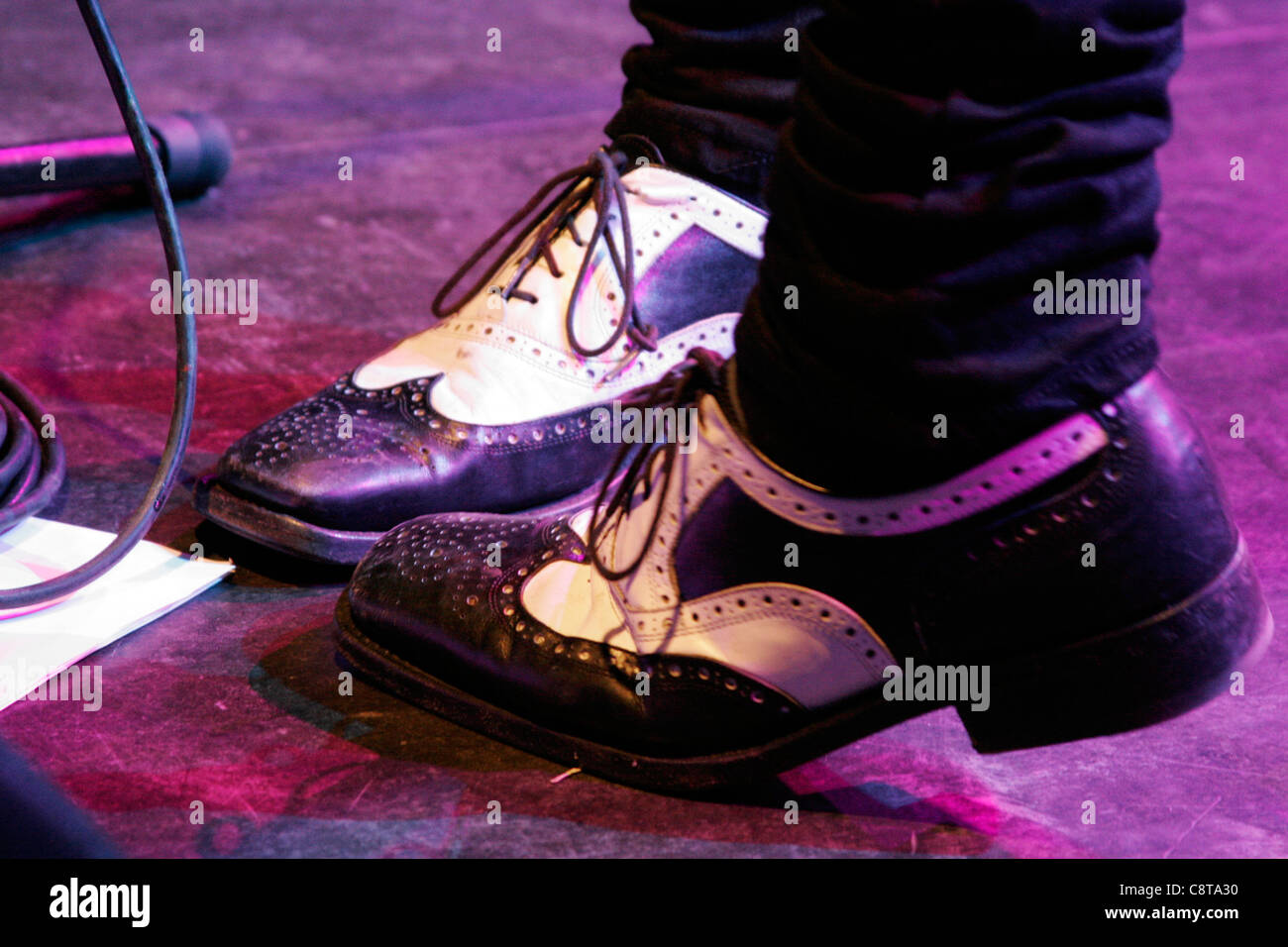 Les pieds de Tim Burgess, de du groupe de rock anglais, The Charlatans à un concert au London's Shepherd's Bush Empire Banque D'Images Les pieds de Tim Burgess, de du groupe de rock anglais, The Charlatans à un concert au London's Shepherd's Bush Empire Banque D'Images