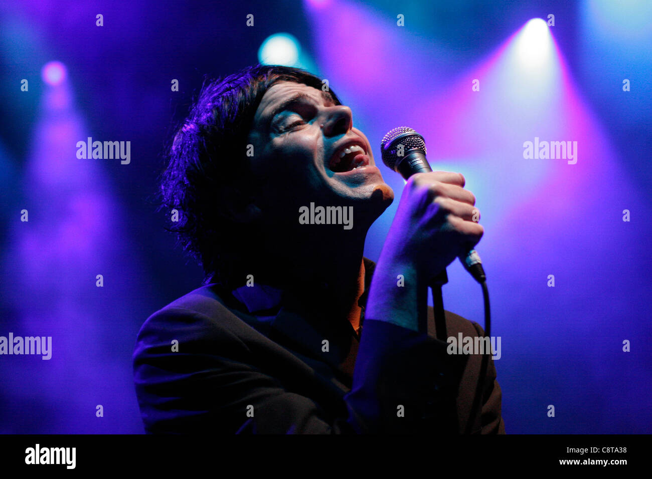 Tim Burgess, de du groupe de rock anglais, The Charlatans chante à un concert au London's Shepherd's Bush Empire Banque D'Images Tim Burgess, de du groupe de rock anglais, The Charlatans chante à un concert au London's Shepherd's Bush Empire Banque D'Images