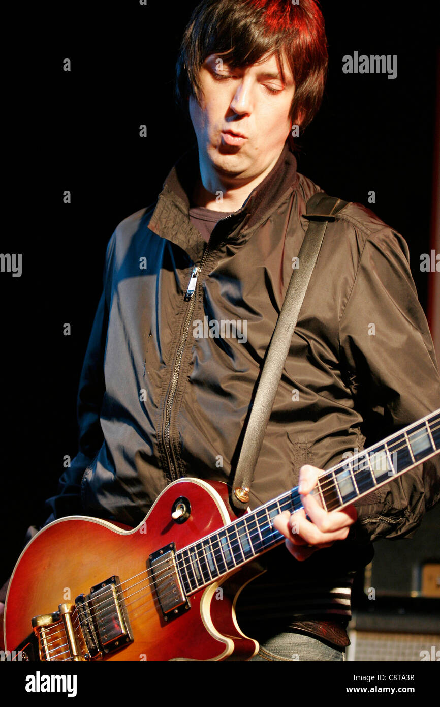 Mark Collins, de du groupe de rock anglais, The Charlatans joue de la guitare à un concert en magasin à un magasin Zavvi in London's Oxford Street Banque D'Images Mark Collins, de du groupe de rock anglais, The Charlatans joue de la guitare à un concert en magasin à un magasin Zavvi in London's Oxford Street Banque D'Images