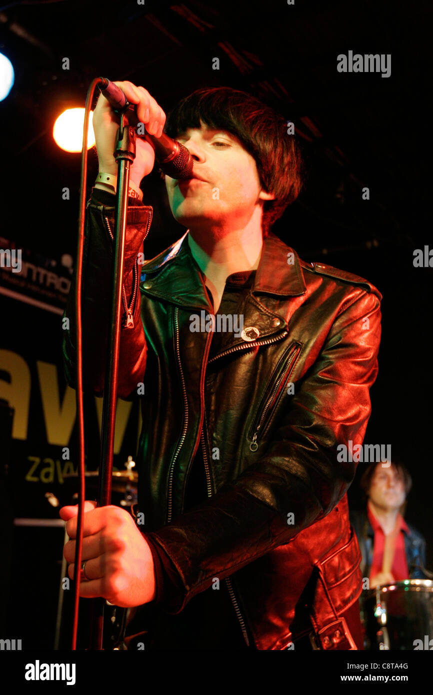 Tim Burgess, de du groupe de rock anglais, The Charlatans chante à un concert en magasin à un magasin Zavvi in London's Oxford Street Banque D'Images Tim Burgess, de du groupe de rock anglais, The Charlatans chante à un concert en magasin à un magasin Zavvi in London's Oxford Street Banque D'Images