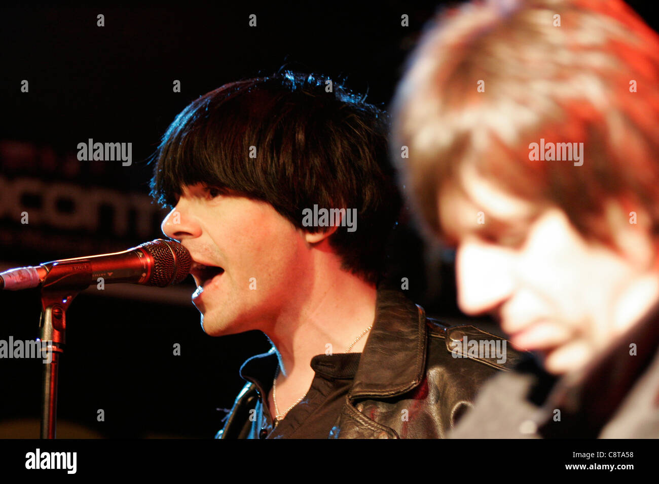 Tim Burgess et Mark Collins, de du groupe de rock anglais, les charlatans jouent un concert en magasin à un Zavvi store à Londres Banque D'Images Tim Burgess et Mark Collins, de du groupe de rock anglais, les charlatans jouent un concert en magasin à un Zavvi store à Londres Banque D'Images