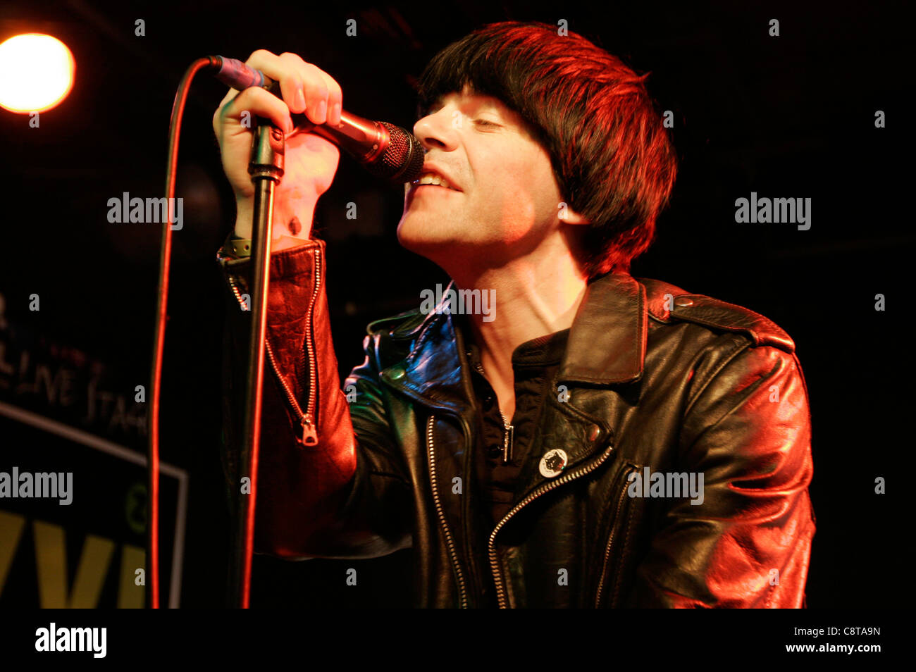 Tim Burgess, de du groupe de rock anglais, The Charlatans chante à un concert en magasin à un magasin Zavvi in London's Oxford Street Banque D'Images Tim Burgess, de du groupe de rock anglais, The Charlatans chante à un concert en magasin à un magasin Zavvi in London's Oxford Street Banque D'Images
