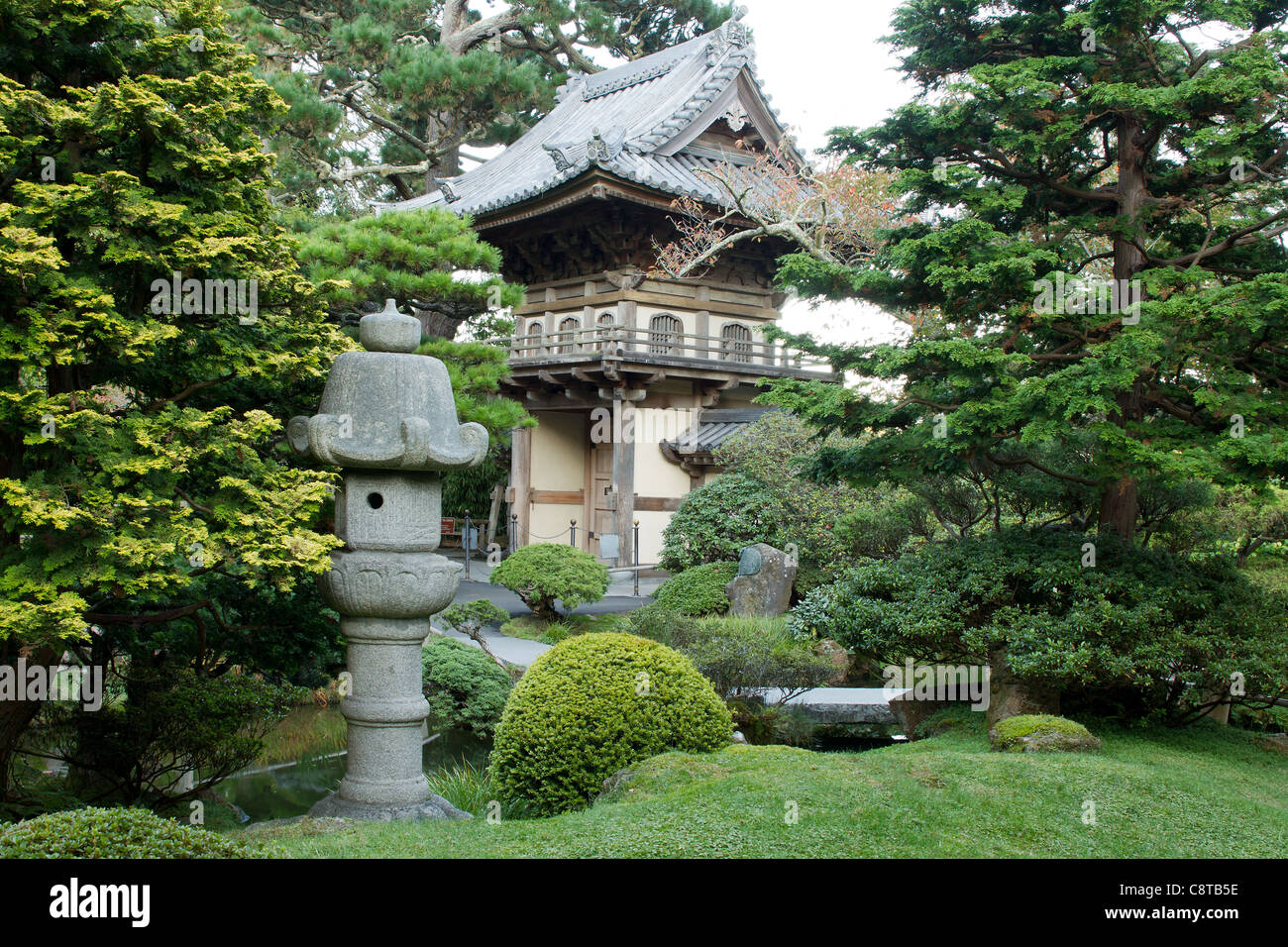 Par la lanterne de pierre Japanese Tea Garden entrée privée à San Francisco Banque D'Images