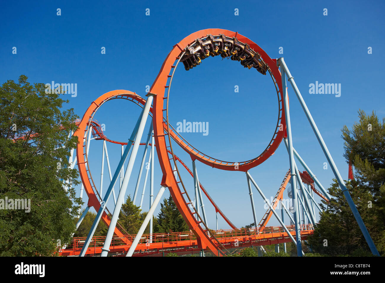 Boucle verticale du Dragon Khan en montagnes russes du parc d'attractions Port Aventura. Salou, Catalogne, Espagne. Banque D'Images