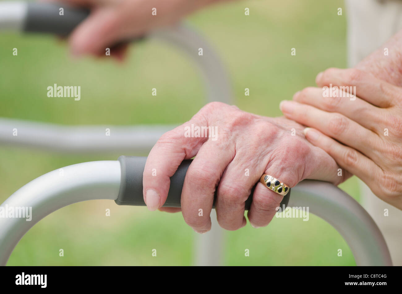 USA, New York State, Old Westbury, marcher avec walker, close-up of hands Banque D'Images