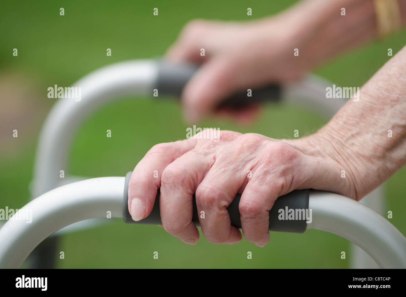 USA, New York State, Old Westbury, marcher avec walker, close-up of hands Banque D'Images