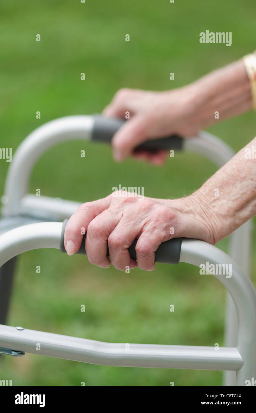 USA, New York State, Old Westbury, marcher avec walker, close-up of hands Banque D'Images