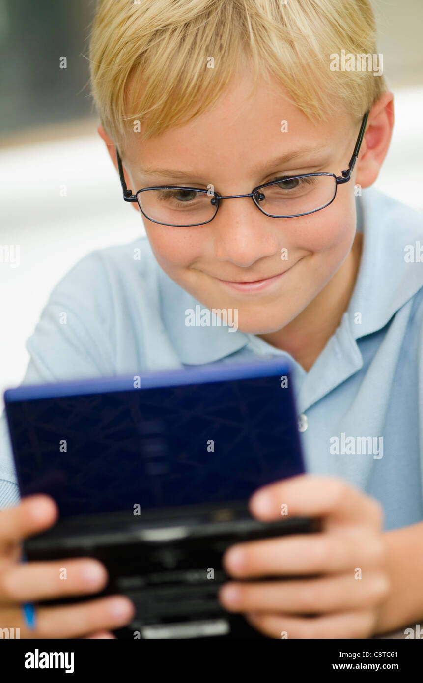 USA, New York State, Old Westbury, boy playing video game Banque D'Images
