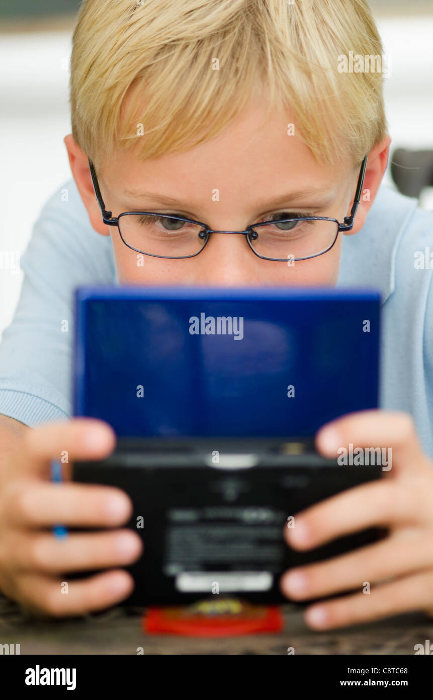 USA, New York State, Old Westbury, boy playing video game Banque D'Images