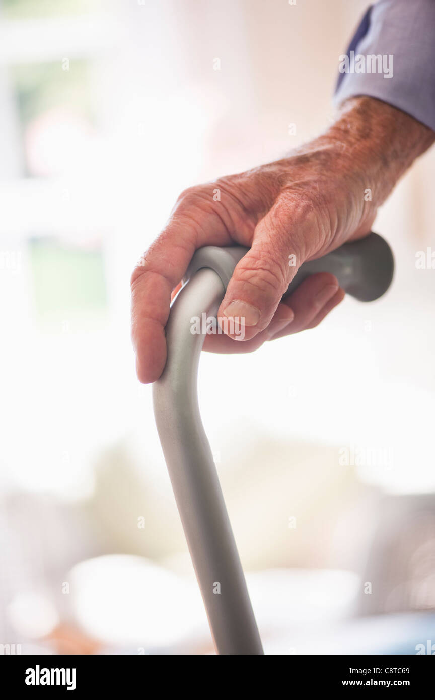 USA, New York State, Old Westbury, plissé main tenant bâton de marche Banque D'Images