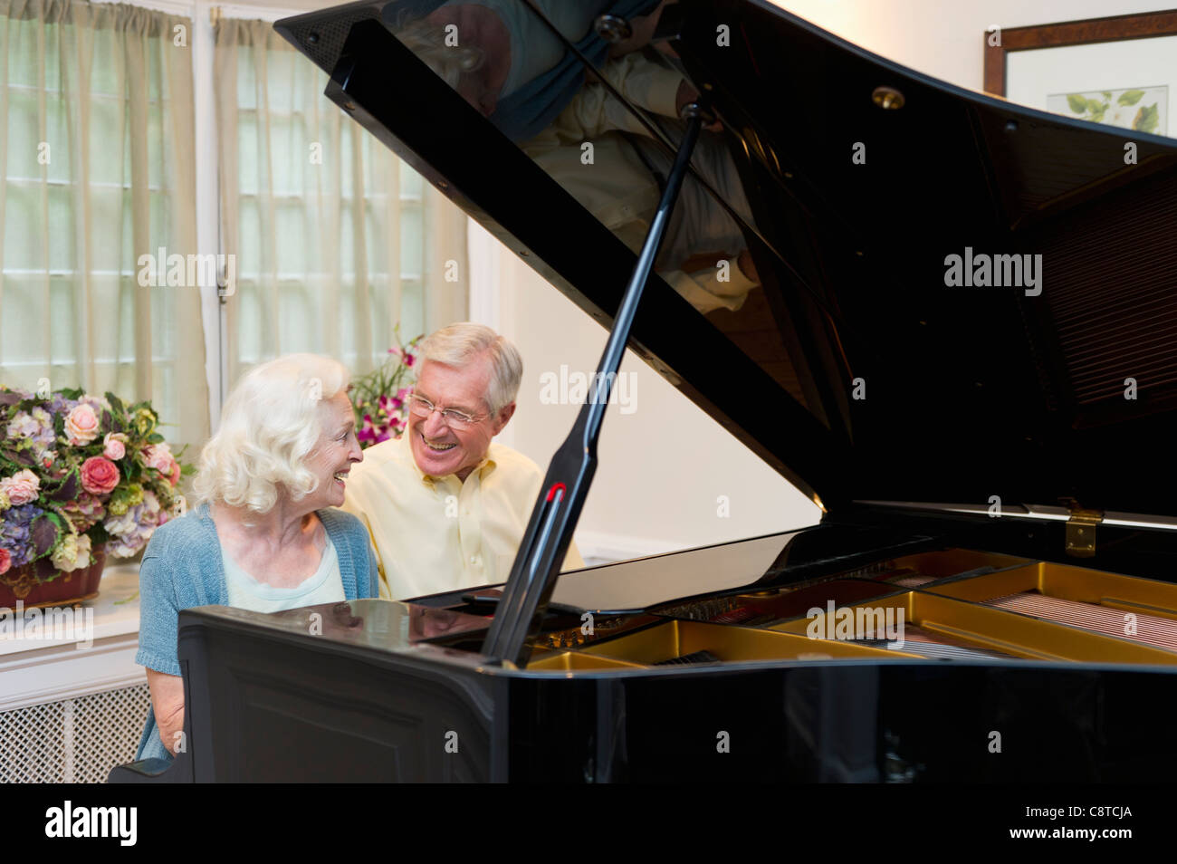 USA, New York State, Old Westbury, Senior couple playing piano Banque D'Images
