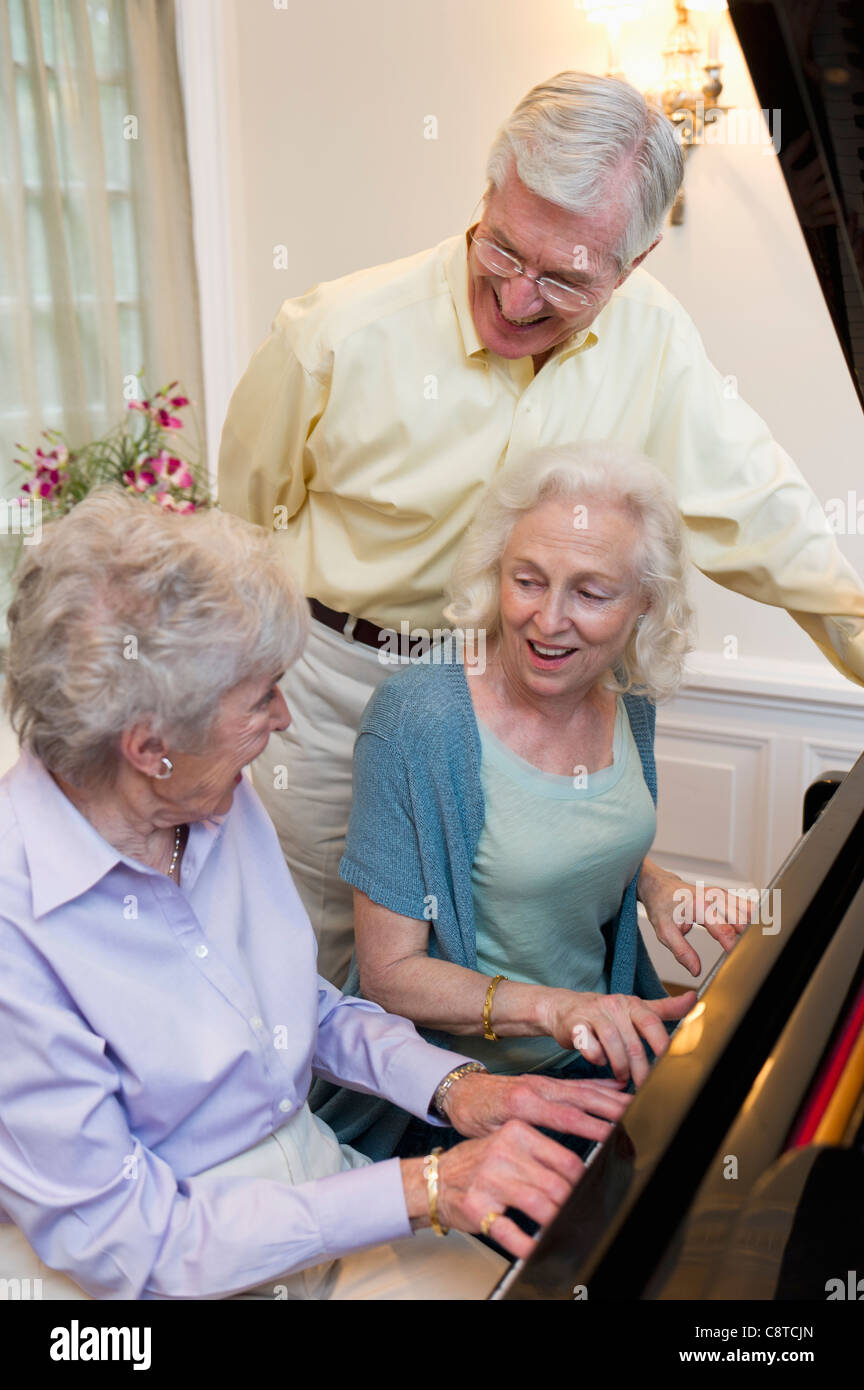 USA, New York State, Old Westbury, les personnes âgées à jouer du piano et chant Banque D'Images