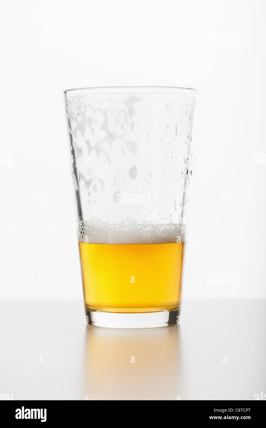 Portrait de verre de bière à moitié pleine Banque D'Images