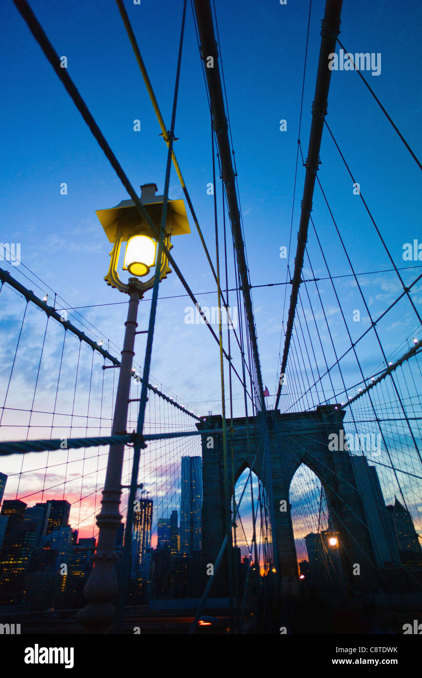 USA, l'État de New York, New York City, Brooklyn Bridge at Dusk Banque D'Images