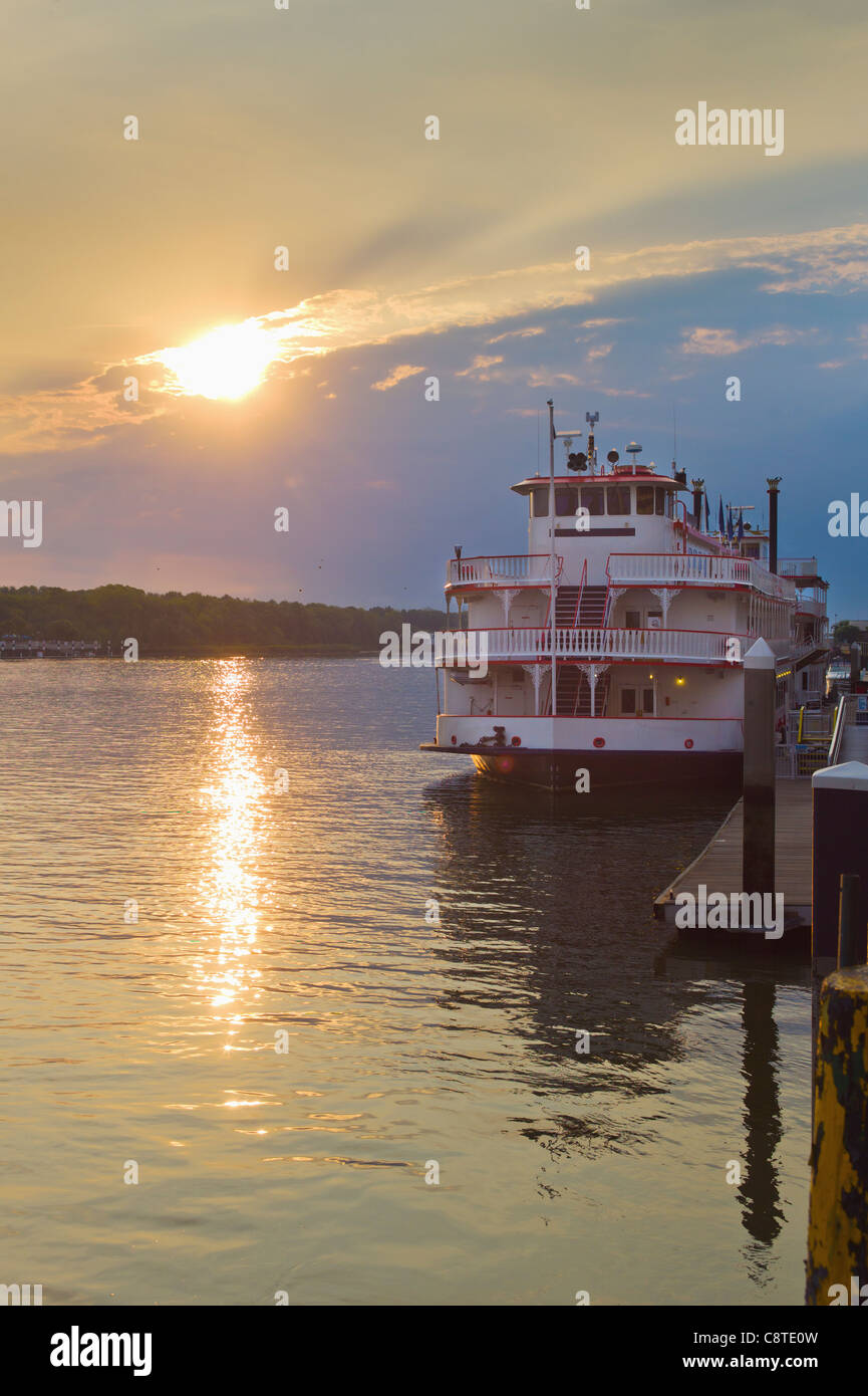USA, Georgia, Savannah, navire amarré au quai au coucher du soleil Banque D'Images