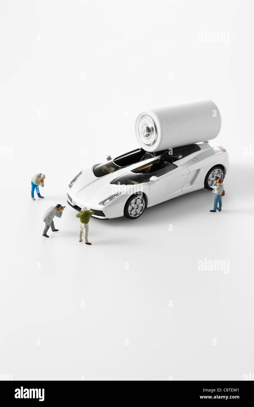 Close-up of white batterie de voiture jouet avec figurines sur fond blanc Banque D'Images