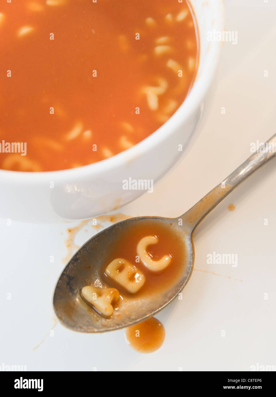 Close up de soupe avec des nouilles lettre sur spoon Banque D'Images