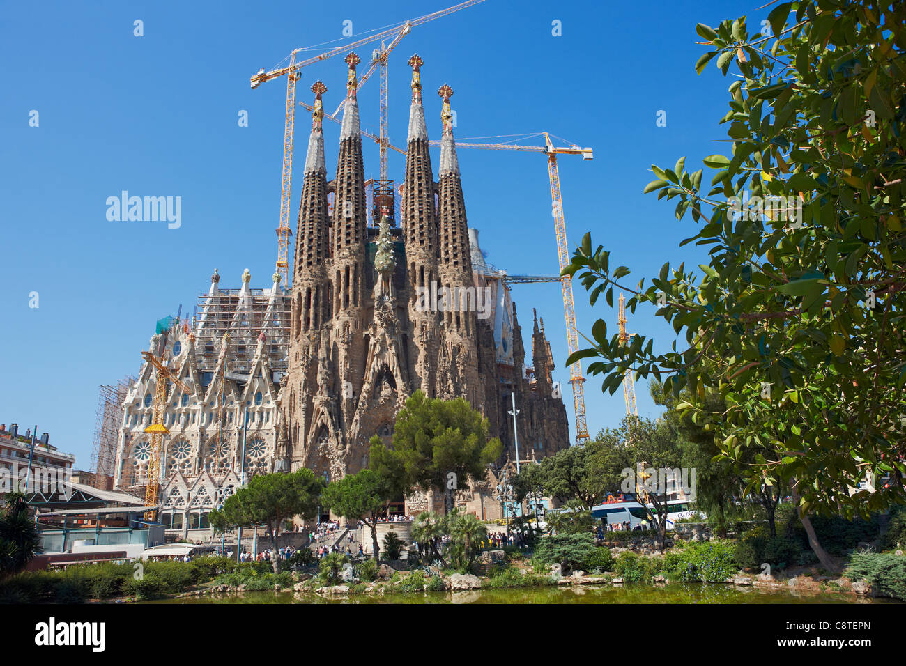 L'église Sagrada Familia, ou Église expiatoire de la Sainte Famille comme vu à partir de la Nativité Façade. Barcelone, Catalogne, Espagne. Banque D'Images