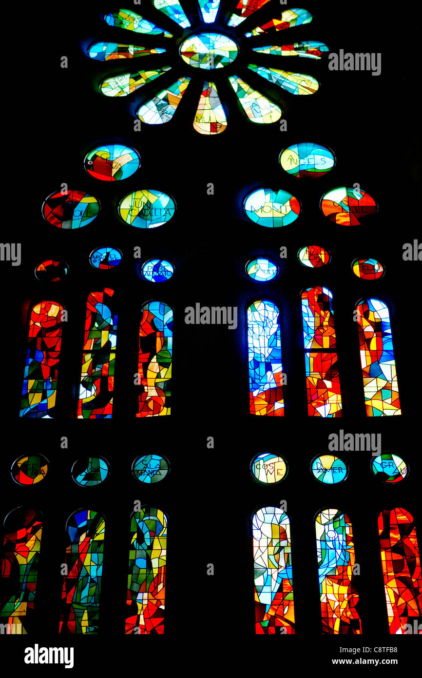 Les vitraux. L'église Sagrada Familia, ou Église expiatoire de la Sainte Famille, Barcelone, Catalogne, Espagne. Banque D'Images