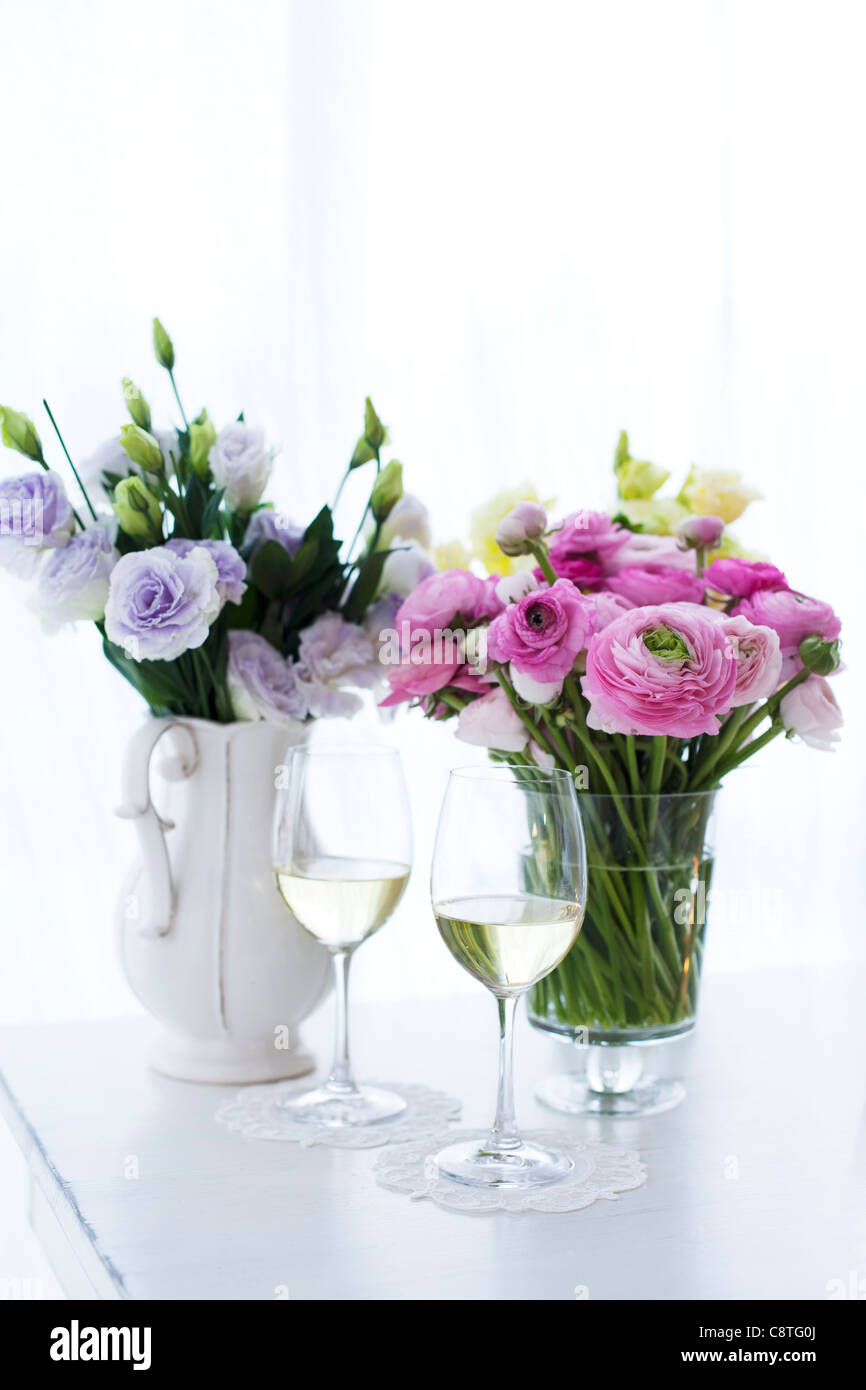 Close-up de verres à vin avec vase à fleurs Banque D'Images