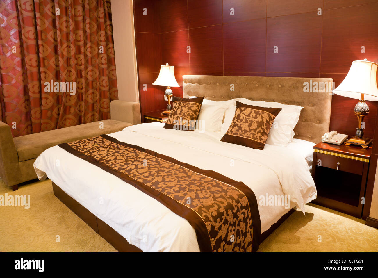 Chambre De luxe avec lit king-size Banque D'Images